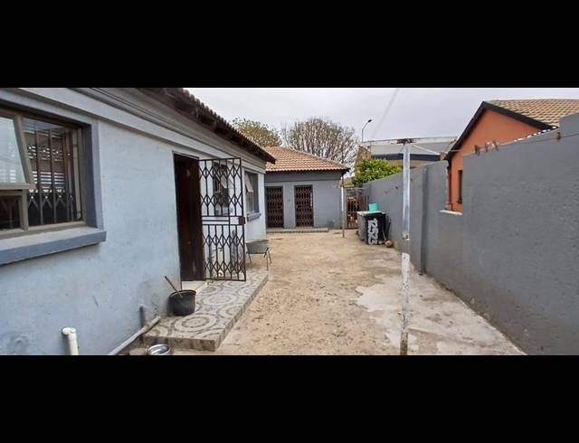 4 BEDROOM HOUSE FOR SALE IN KAGISO 2